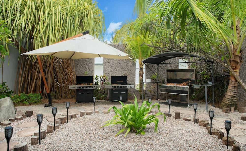 Avani Barbarons Seychelles Resort Гранд-Анс Экстерьер фото